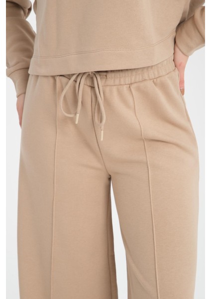 Kadın Kapüşonlu Siyah Crop Sweatshirt ve Pantolon Takımı - Modern ve Kullanışlı Günlük Stil fiyatları