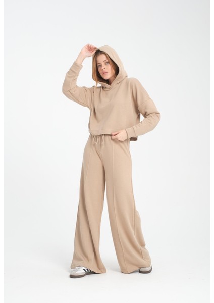 Kadın Kapüşonlu Siyah Crop Sweatshirt ve Pantolon Takımı - Modern ve Kullanışlı Günlük Stil modelleri