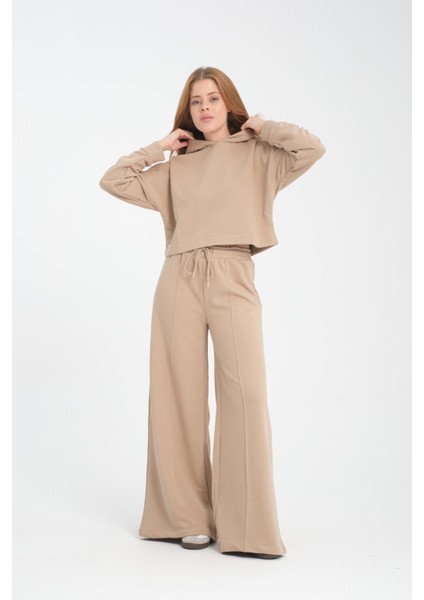 Kadın Kapüşonlu Siyah Crop Sweatshirt ve Pantolon Takımı - Modern ve Kullanışlı Günlük Stil fırsatları