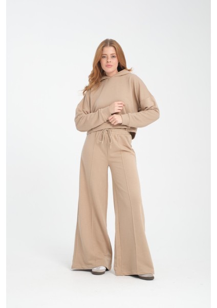 Kadın Kapüşonlu Siyah Crop Sweatshirt ve Pantolon Takımı - Modern ve Kullanışlı Günlük Stil indirimleri