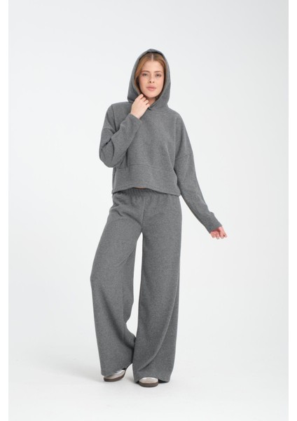 Kadın Kapüşonlu Sweatshirt ve Pantolon Takımı - Rahat, Şık ve Günlük Kullanım Için Ideal