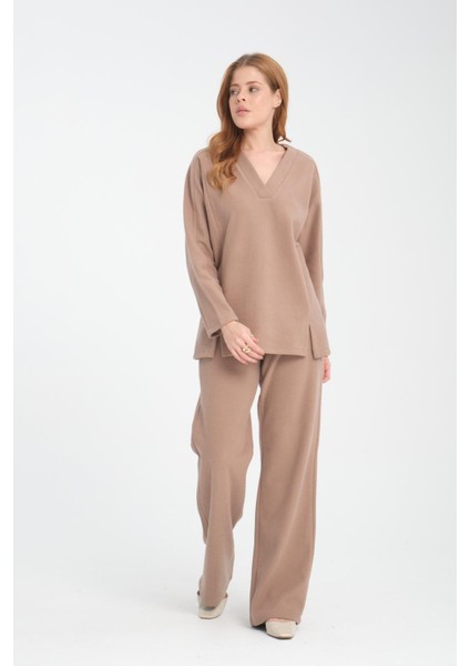 Kadın V Yaka Sweatshirt ve Pantolon Takımı - Rahat ve Şık Günlük Kullanım Için Ideal