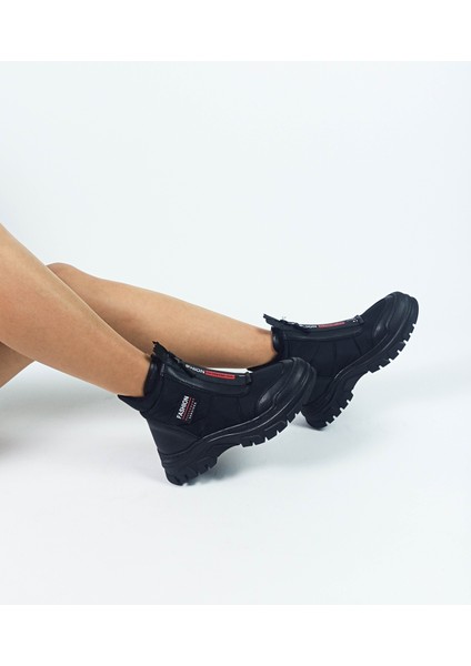 Siyah Renk Fermuarlı Paraşüt Malzeme Kadın Bot