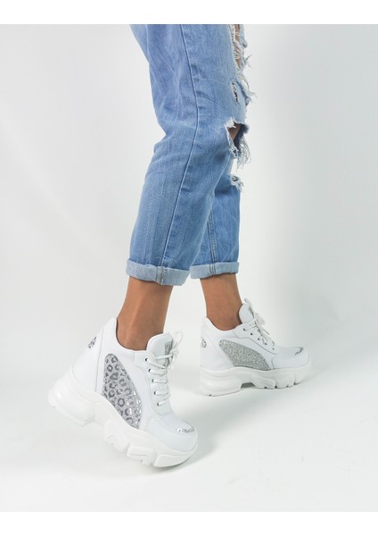 Beyaz Renk Gümüş Desenli Cilt Gizli Dolgu Topuk Kadın Sneakers