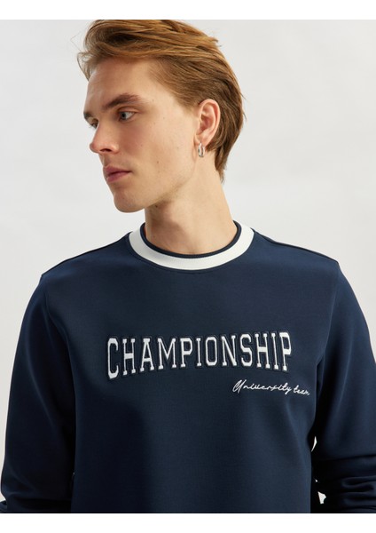 Bisiklet Yaka Pamuk Karışımlı Şerit Detaylı Slogan Baskılı Sweatshirt