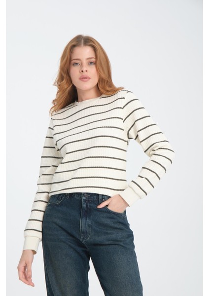 Kadın Çizgili Sweatshirt - Rahat ve Şık Tasarım fiyatları