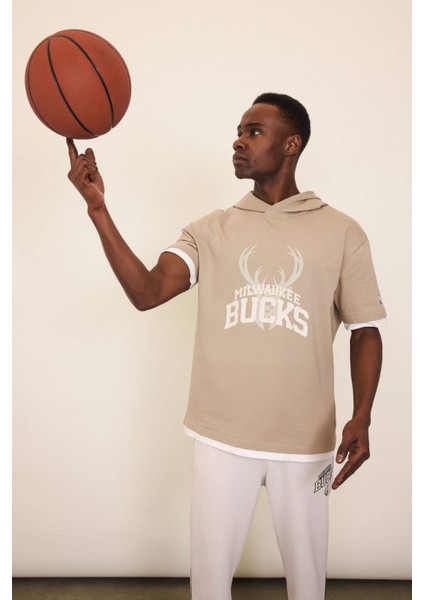 DefactoFit NBA Milwaukee Bucks Oversize Geniş Kalıp Kapüşonlu Sporcu Kısa Kollu Tişört D6708AX25SP