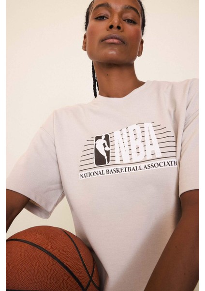 DeFactoFit NBA Wordmark Oversize Geniş Kalıp Bisiklet Yaka Sporcu Pike Kısa Kollu Tişört D6121AX25SP