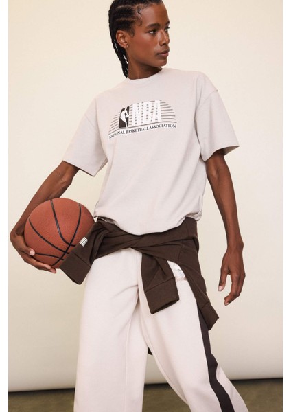 DeFactoFit NBA Wordmark Oversize Geniş Kalıp Bisiklet Yaka Sporcu Pike Kısa Kollu Tişört D6121AX25SP fiyatları