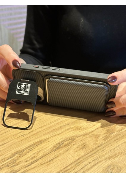 iPhone 16 Uyumlu Kamera Çerçeve Standlı Siyah Karbon Deri Cüzdanlı Kılıf