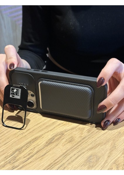 iPhone 16 Pro Uyumlu Kamera Çerçeve Standlı Siyah Karbon Deri Cüzdanlı Kılıf