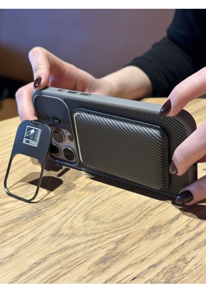 iPhone 16 Pro Uyumlu Kamera Çerçeve Standlı Gri Karbon Deri Cüzdanlı Kılıf