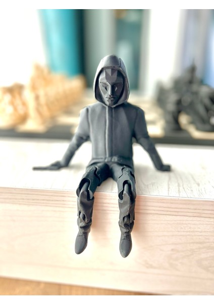 Squid Game Yönetici Figürü - 11 cm