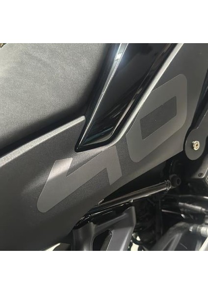 Cfmoto 450SR Arka Kuyruk Altı 40 Yazısı Orjinal Renk Sticker Etiket Tasarım Modeli