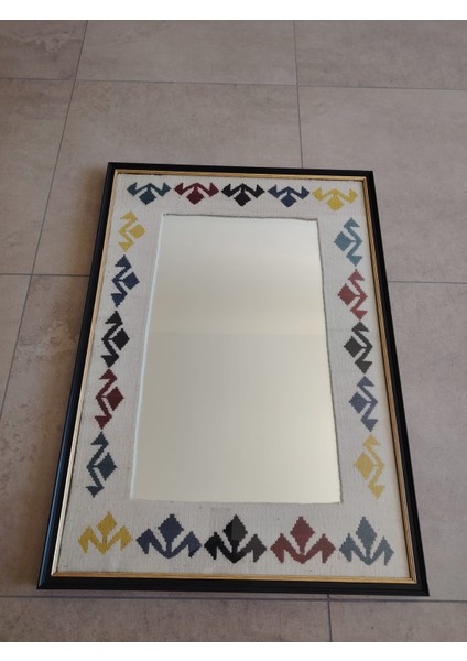 Yengeç Motifli Kilim Dokuma Siyah Çerçeveli Ayna.