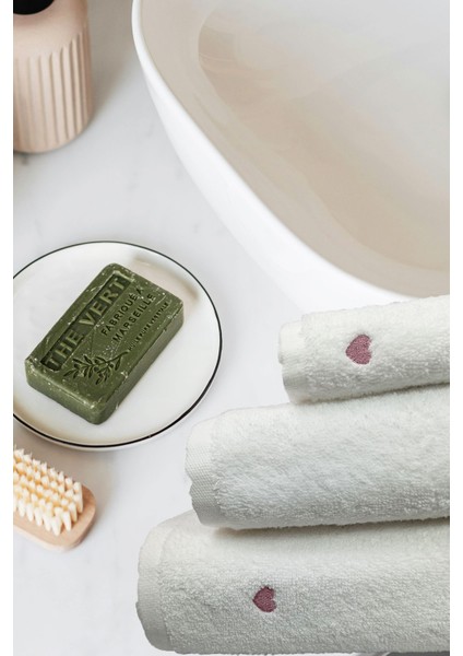 3 Parça Kalp Nakışlı Banyo Havlusu Takımı %100 Pamuklu Lovely Set