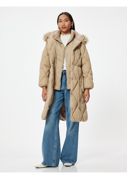 Ekstra Uzun Şişme Mont Suni Kürk Detaylı Kapüşonlu Kemerli Rüzgar Kapaklı