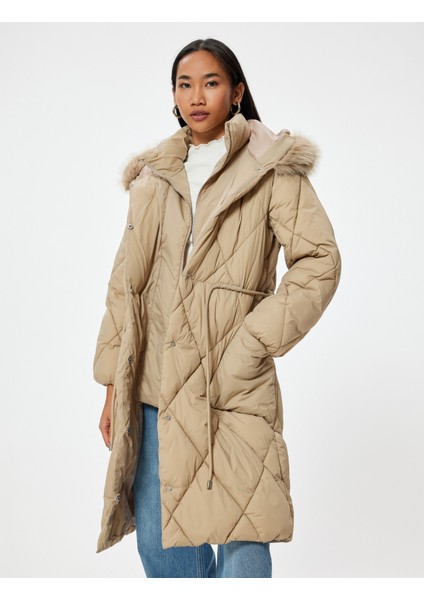 Ekstra Uzun Şişme Mont Suni Kürk Detaylı Kapüşonlu Kemerli Rüzgar Kapaklı fiyatları