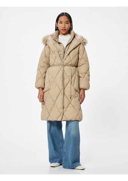 Ekstra Uzun Şişme Mont Suni Kürk Detaylı Kapüşonlu Kemerli Rüzgar Kapaklı modelleri