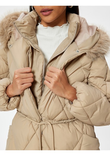 Ekstra Uzun Şişme Mont Suni Kürk Detaylı Kapüşonlu Kemerli Rüzgar Kapaklı indirimleri