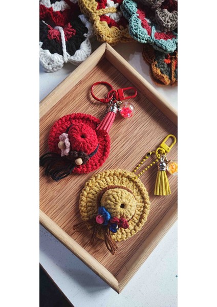 Kadınlar Günü Hediyesi, 10 adet El Emeği Minik Şapka Detaylı Anahtarlık, Çanta Aksesuarı, Renkli