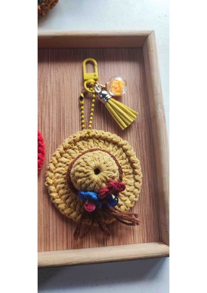 Kadınlar Günü Hediyesi, 10 adet El Emeği Minik Şapka Detaylı Anahtarlık, Çanta Aksesuarı, Renkli fiyatları