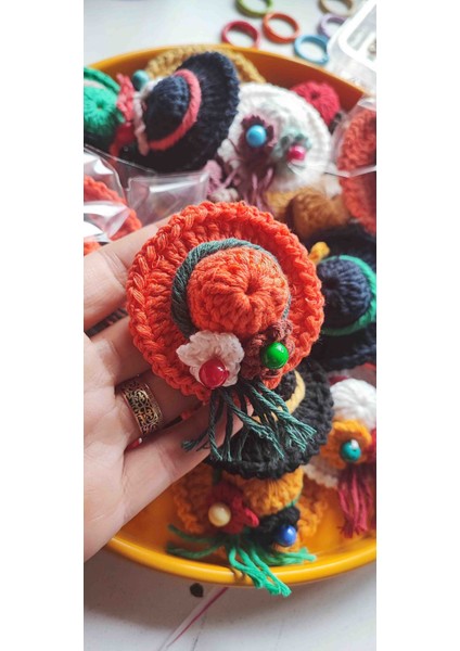 Kadınlar Günü Hediyesi, 10 adet El Emeği Minik Şapka Detaylı Anahtarlık, Çanta Aksesuarı, Renkli fırsatları