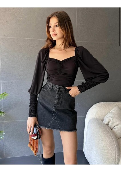 Kalp Yaka Önü ve Manşeti Drapeli Bluz