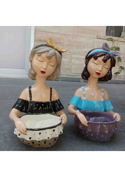 Önünde Sepeti Olan Kız