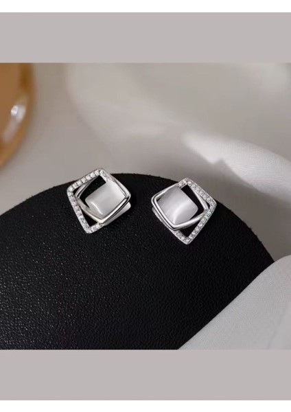 925 Ayar Gümüş Kristal Taşlı Geometrik Kare Küpe