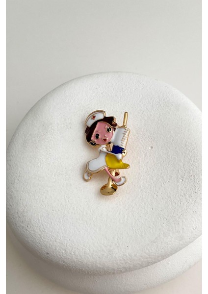 Mineli Şiringa Detaylı Hemşire Broş (4cm)