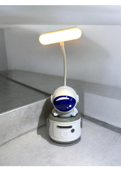 Astronot Tasarımlı Kalemtraş ve Mini Kumbara Özellikli Usb’li Gece Lambası