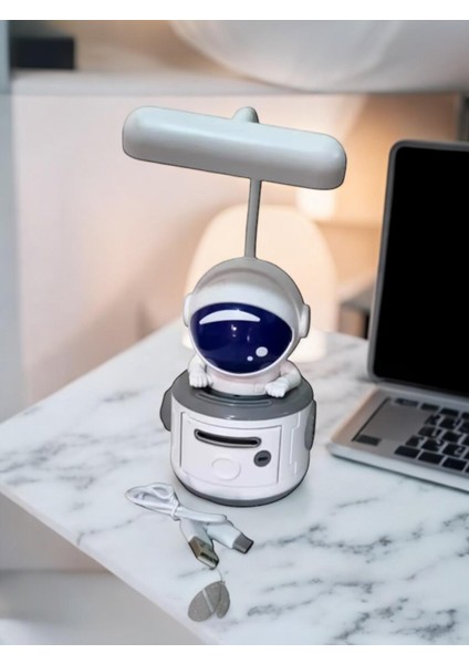 Astronot Tasarımlı Kalemtraş ve Mini Kumbara Özellikli Usb’li Gece Lambası