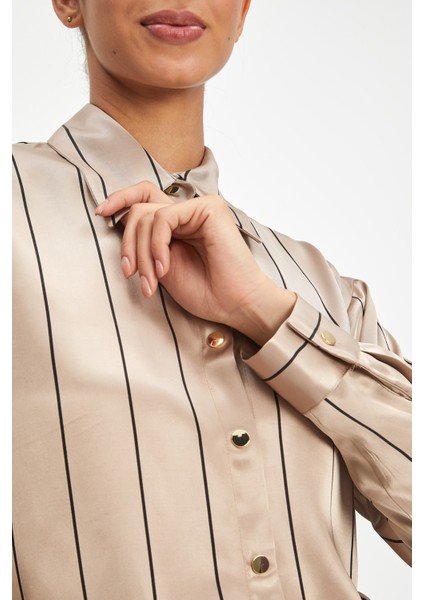 Kadın Çizgili Gömlek - Klasik Yaka ve Düğme Detaylı Modern Tasarım modelleri