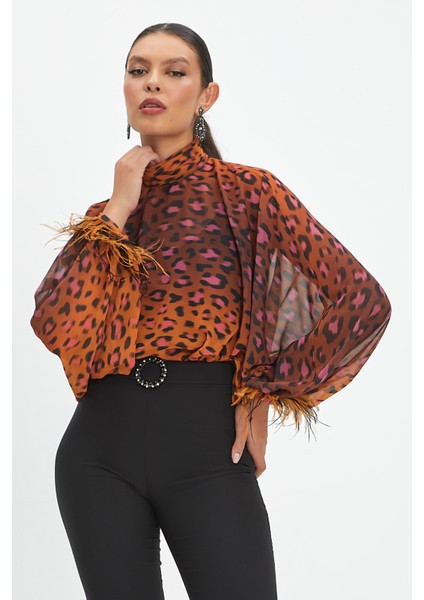 Kadın Leopar Desenli Bluz - Tüy Detaylı Kol, Modern ve Şık Tasarım - Özel Gün ve Günlük Kullanım Için Bluz