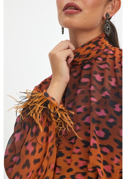 Kadın Leopar Desenli Bluz - Tüy Detaylı Kol, Modern ve Şık Tasarım - Özel Gün ve Günlük Kullanım Için Bluz modelleri