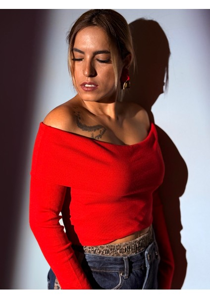 Kırmızı Madonna Yaka Fitili Bluz