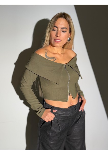 Haki Madonna Yaka Önü Fermuarlı Bluz