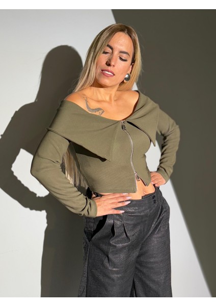 Haki Madonna Yaka Önü Fermuarlı Bluz