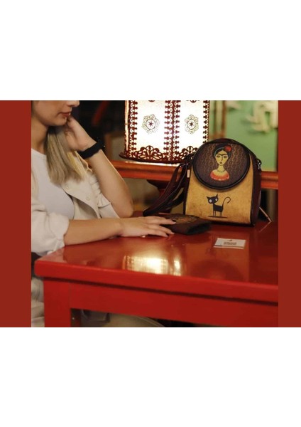 Frida Figürlü Küçük Postacı Çanta Bordo ve Küçük Cüzdan Bordo Kombin fırsatları