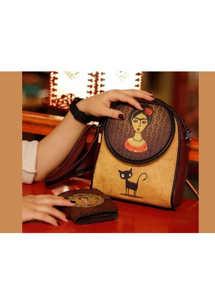 Frida Figürlü Küçük Postacı Çanta Bordo ve Küçük Cüzdan Bordo Kombin indirimleri