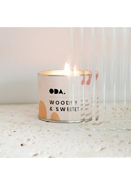 Woody & Sweet - Odunsu ve Tatlı Kokulu Tasarım Dekoratif Desenli Soya Mumu I 140 gr (Renkli)