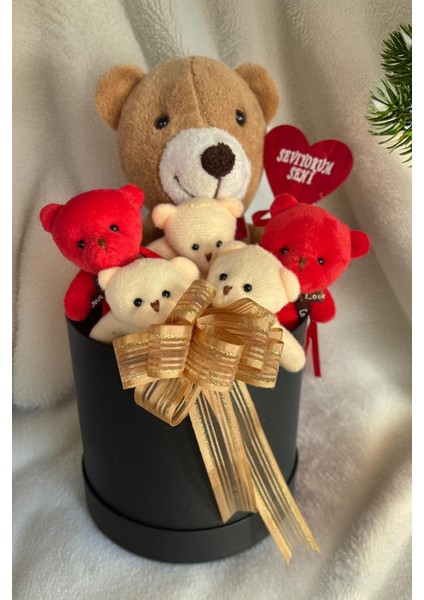 Premium Özel Hediye Kutusunda 25 cm Lila Ayıcık ve 5 Adet Krem Peluş Minik Ayıcık Buketi