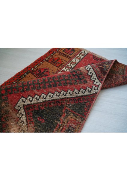 56 x 81 cm Kırmızı ve Kahverengi Tribal Desenli El Dokuma Küçük Boy Uşak Kilimi fırsatları