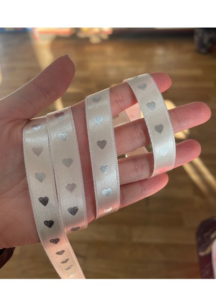 Gümüş Kalp Baskılı Krem Renk Saten Şerit Kurdele, 1.5 cm Saten Kurdele, 3 Metre