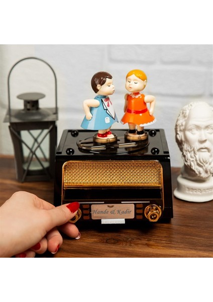 Kişiye Özel Radyo Görünümlü Öpüşen Çift Müzik Kutusu