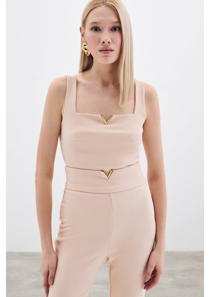 Yaka Gold Aksesuarlı Bluz - Bej