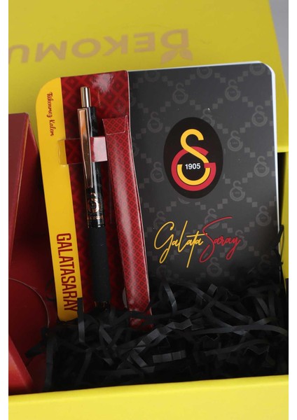DEKOMUS GIFT BOX ÖZEL KUTULU LİSANSLI GALATASARAY KUPA,AJANDA ve HYBRIT TÜKENMEZ KALEM SETİ modelleri