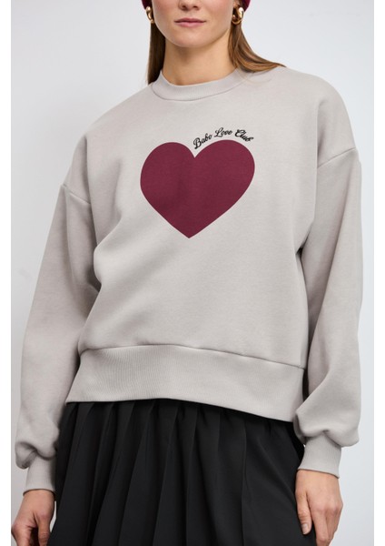 Önü Kalp Baskılı Nakışlı Sweatshirt