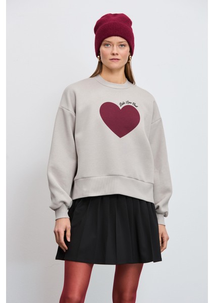 Önü Kalp Baskılı Nakışlı Sweatshirt